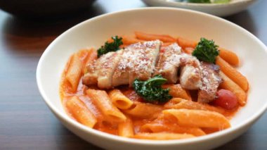 Izgara tavuklu Pembe soslu Makarna Kreması Manzarası