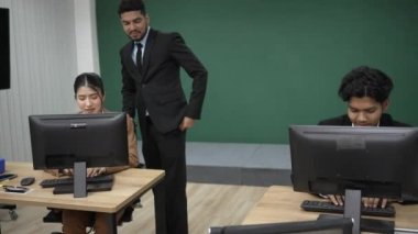 Asyalı Çalışan Danışmanlık Yöneticisi Ofiste Çalışma Hakkında