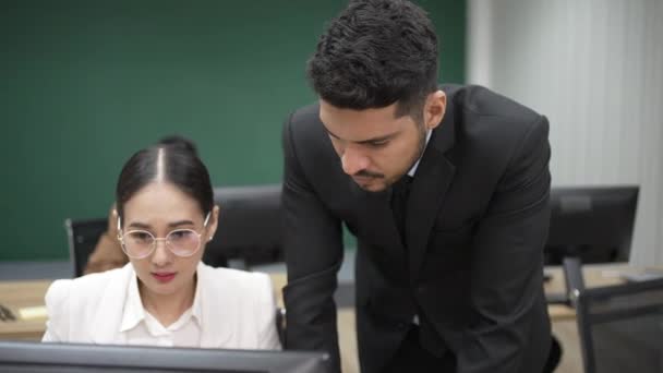 Asiatische Mitarbeiter Beraten Manager Über Arbeit Büro — Stockvideo