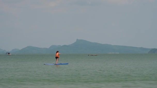 여름휴가 바다에서 파도타기를 아시아 여자들 — 비디오
