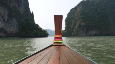 Tekneyi görüntüle. Phang Nga Körfezi Tayland 'daki Küçük Ada ve Deniz Manzarası