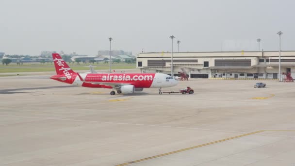 Bangkok Thajsko Duben 2023 Letadlo Airasia Company Běží Pojezdové Dráze — Stock video