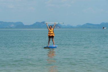 Asya 'lı Kadın Yaz Tatilinde Mavi Deniz' de SUP Tahtası Oynuyor