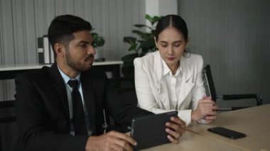 Ofisteki Dijital Tablet 'ten Asya İş Meslektaşları Proje Tartışıyor ve İzliyor