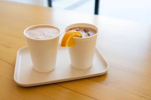 Twee Bekers Iced Hot Chocolate Geserveerd Tafel Restaurant — Stockfoto