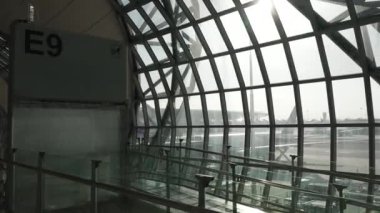 Suvarnabhumi Havaalanı Biniş Kapısı 'nın Pan Manzarası 