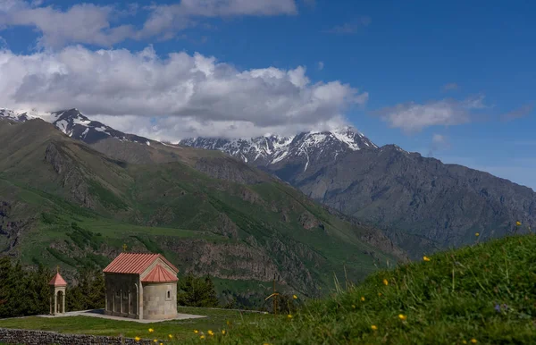 Όμορφο Τοπίο Της Μικρής Εκκλησίας Στα Βουνά Στη Γεωργία Καλοκαίρι — Φωτογραφία Αρχείου