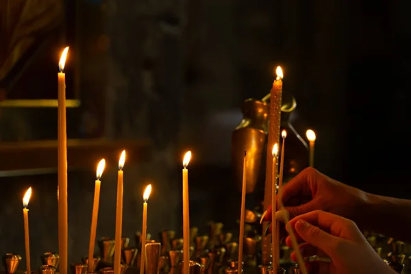 Φως Κεριών Φωτισμένο Στη Χριστιανική Εκκλησία — Φωτογραφία Αρχείου