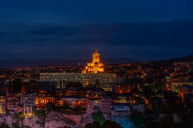 Tiflis Kutsal Trinity Katedrali ve Gürcistan 'ın Alacakaranlık Şehri
