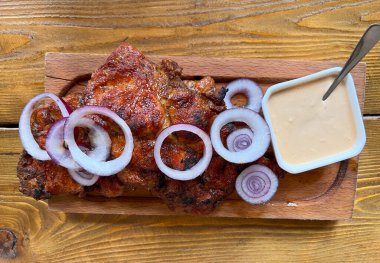 Gürcistan usulü ızgara Tavuk Tabağı. Geleneksel Yemek