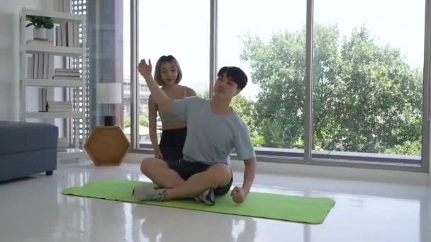 Jong Aziatisch Paar Praktijk Yoga Samen Thuis — Stockvideo