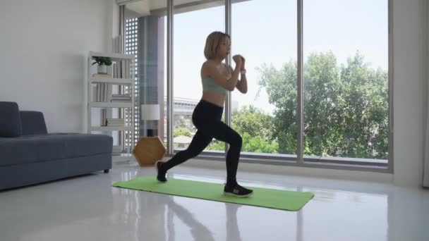 Aziatische Vrouw Workout Door Het Oefenen Van Split Squat Thuis — Stockvideo