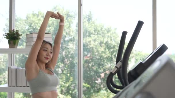 Spor Salonunda Egzersiz Yaptıktan Sonra Esneyerek Genç Asyalı Kadın Serinliyor — Stok video