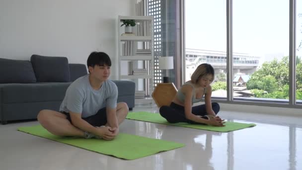 Jong Aziatisch Paar Doen Yoga Thuis Samen — Stockvideo