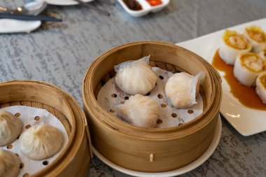 Çin Lokantası 'ndaki masada servis edilen Dim Sum Domuz Etli Börek ve Karidesli Börekler de dahil.