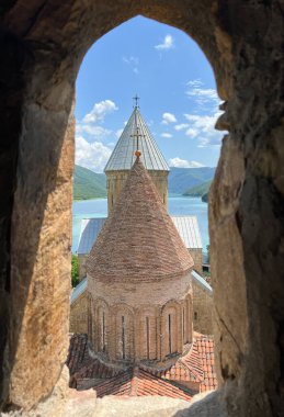 Yazın güneşli bir günde Aragvi Nehri 'ndeki Ananuri Kalesi Kompleksi' nin manzarası