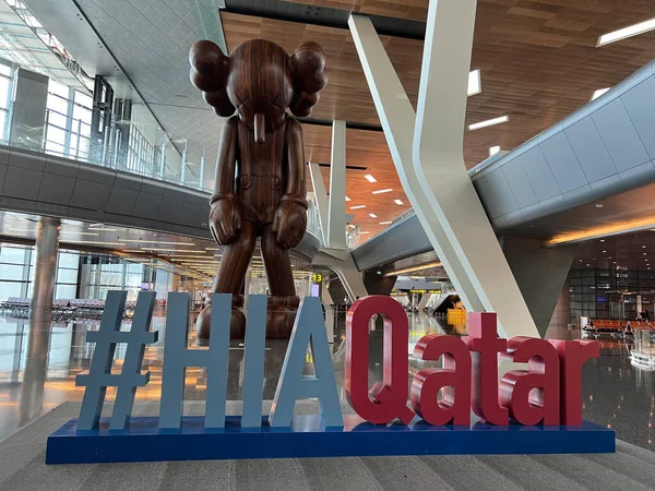 Doha Qatar 2023 Feb Liten Lögn Skulptur Hamads Internationella Flygplats — Stockfoto