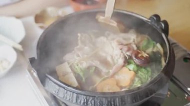 Pork Haşlanmış Sukiyaki, restorandaki tencerede karıştırılmış.