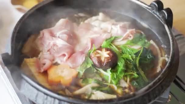 Close Widok Wrzące Sukiyaki Tym Składniki Warzyw Wieprzowina Grzyby — Wideo stockowe