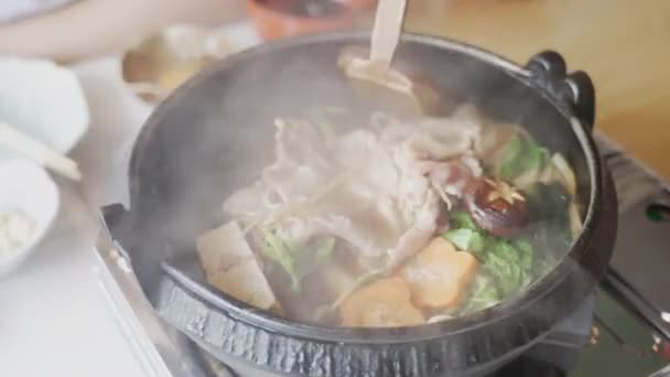 Χοιρινό Βρασμένο Σουκιγιάκι Ανακατεύτηκε Κατσαρόλα Στο Εστιατόριο — Αρχείο Βίντεο