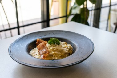 Carbonara makarnası restoranda servis ediliyor. İtalyan Yemekleri