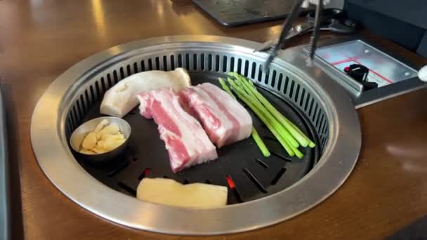Kore Barbekü Domuz Eti Sebze Restorandaki Kömür Ocağında Izgara Edildi — Stok video