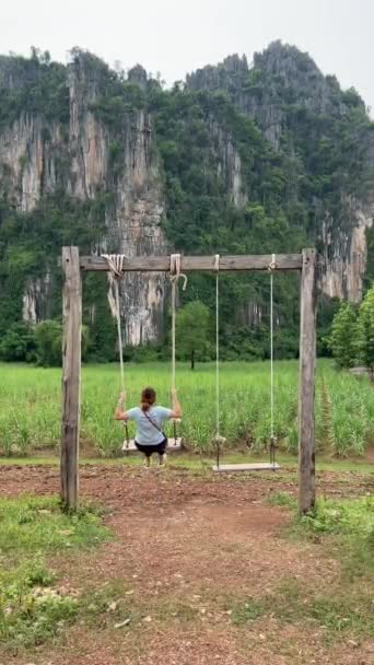 Mulher Jogando Balanço Parque Campo Tailândia — Vídeo de Stock