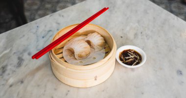 Çin Lokantası 'ndaki Bambu Sepeti' nde servis edilen haşlanmış karides köfteleri.