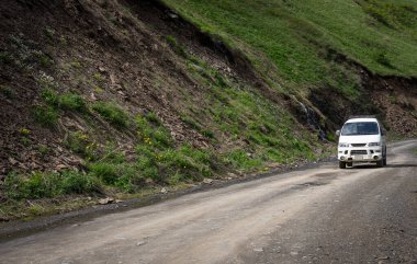 Kırsalda Beyaz Van Ruuning Yolu