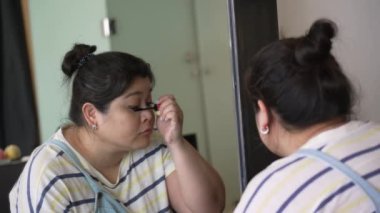 Asya Artı Boyutlu Kadın Aynasında Yansıma Göz Makyajı İçin Maskarayı Uygula