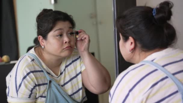 尺寸女性应用睫毛膏进行眼部妆容镜像的反思 — 图库视频影像