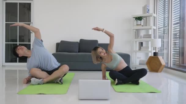 Junges Asiatisches Paar Besucht Online Kurs Hause Gemeinsam Yoga Machen — Stockvideo