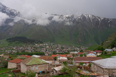 Stepantsminda Şehir Gürcistan 'ından Görünüm