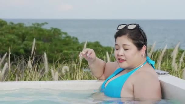 Portrait Asian Size Smiling Woman Wearing Bikini Siting Swimming Pool — Stock Video