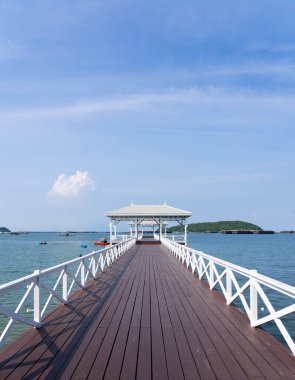 Yazın Koh Sichang Chonburi Tayland 'da Asdang Köprüsü