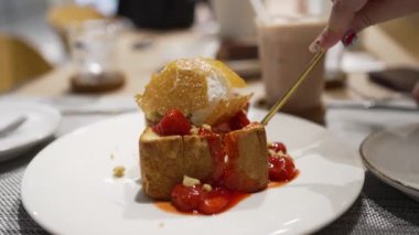 Restoranda Shibuya Ballı Tost Yiyen Kadın Manzarası 'nı kapatın.