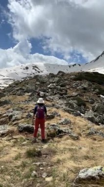 Gürcistan Dağlarında Trekker Trekking