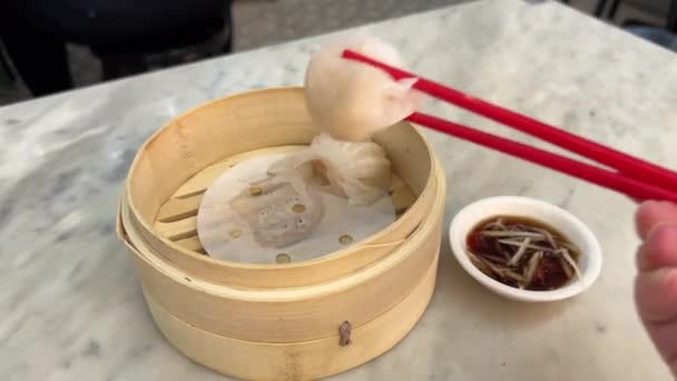 Close View Woman Using Chopsticks Eat Shrimp Dumplings — Stock Video
