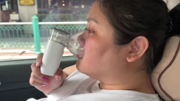 Asian Overweight Woman Acute Asthmatic Attack Using Nebulizer Release Symptom — Stock Video