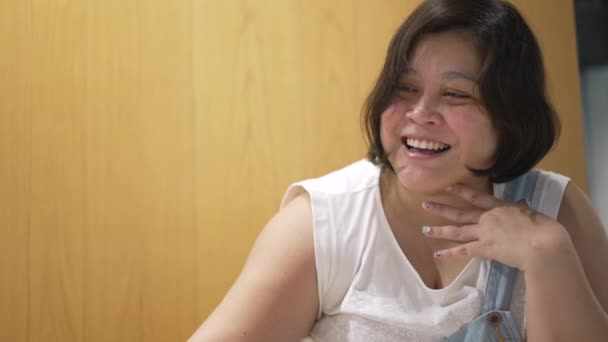 Портрет Азиатской Женщины Избыточным Весом Улыбающейся Повседневной Одежде — стоковое видео
