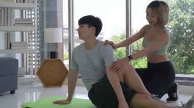 Genç Asyalı Çift Evde Yoga Eğitimi