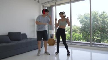 Genç Asyalı Çift Spor Giyiyor ve Evde Birlikte Dans Ediyor
