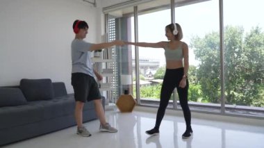 Genç Asyalı Çift Spor Giyiyor ve Evde Birlikte Dans Ediyor