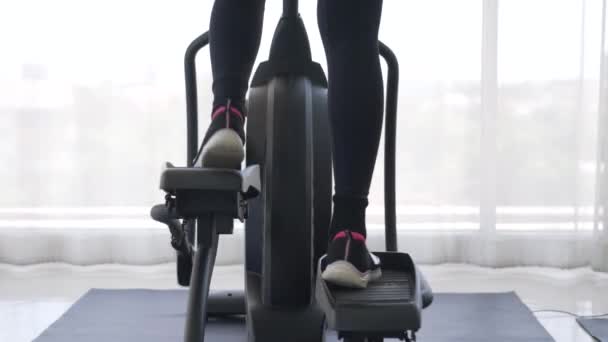 Жінка Тренування Допомогою Еліптичної Машини Тренажерному Залі — стокове відео