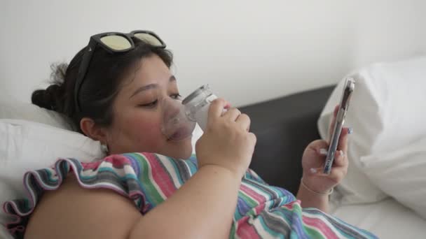Asian Overweight Woman Inhale Nebulizer Relieve Asthmatic Attack While Reading — Vídeos de Stock
