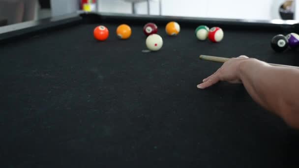 Zbliżenie Player Playing Pool Table — Wideo stockowe