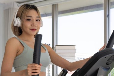 Evde Eliptik Makineyle Genç Asyalı Sağlıklı Kadın Çalışması