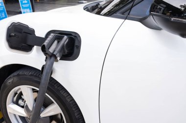 İstasyonda EV arabası şarj oluyordu.