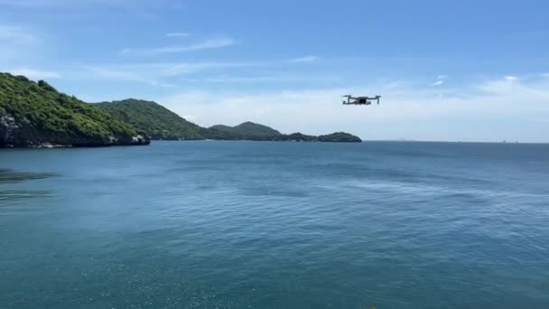 Repülő Drón Égen Kék Tenger Felett Leszálló Földön — Stock videók