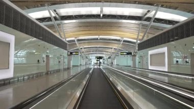 Suvarnabhumi Uluslararası Havalimanı 'nın Yeni Orta Alan Uydu 1 Binası veya SAT-1 Terminalinin Görünümü